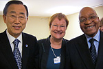 Etelä-Afrikan presidentti Jacob Zuma (oik.) ja tasavallan presidentti Tarja Halonen toimivat YK:n pääsihteeri Ban Ki-moonin (vas.) asettaman kestävän kehityksen paneelin puheenjohtajina. Paneelin jäsenillä oli Maailman talousfoorumissa Davosissa useita tapaamisia. Copyright © Tasavallan presidentin kanslia